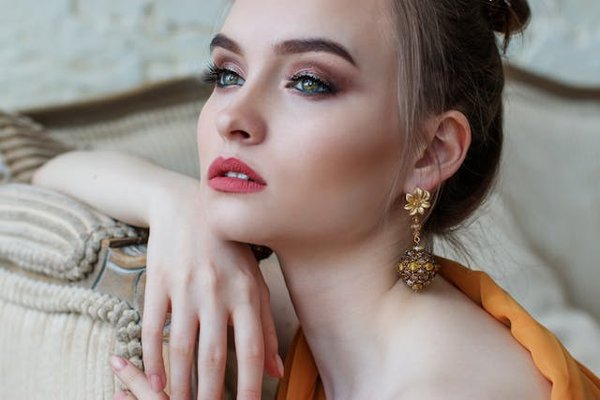 Quels types de boucles d'oreilles privilégier pour un look de soirée glamour?